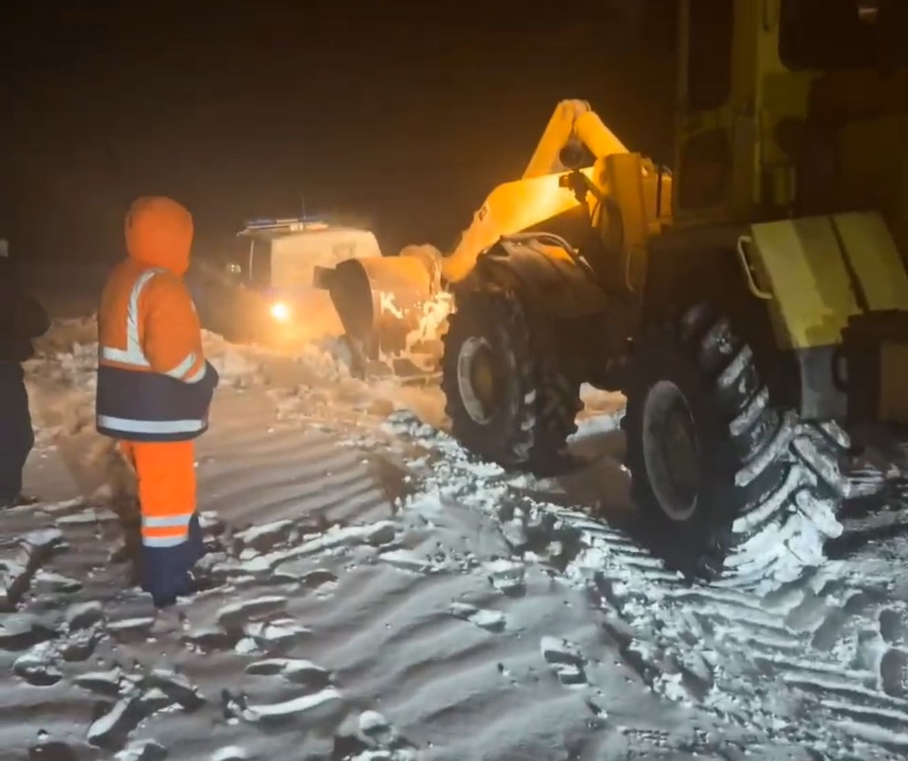 Дорожники Гумбетовского филиала АО "РСУ" с помощью спецтехники вызволили машины из снежного плена